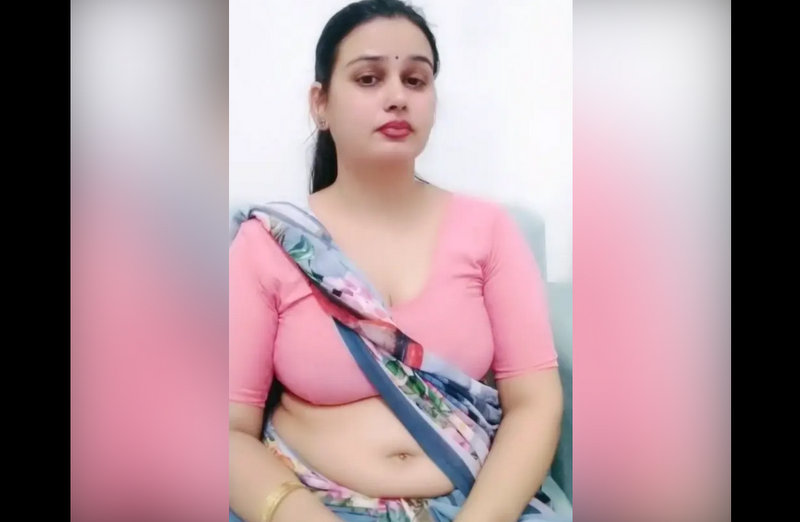 Indian Beautiful Bhabhi In Saree Showing Navel Live