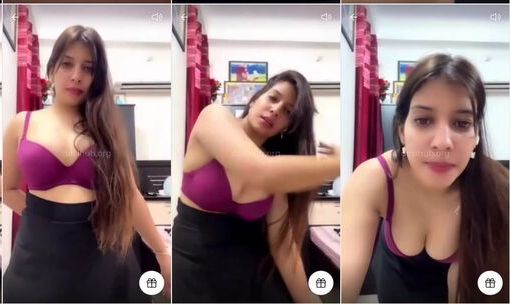 Tango Live Beautiful Girl Gets Horny & Flashes Her Sexy Boobs for Fans