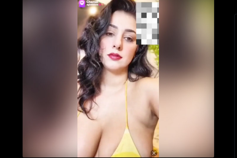Gorgeous Chamet Babe Nude XXX Teasing Her Huge Boobs & Pussy Rubbing Live On Cam