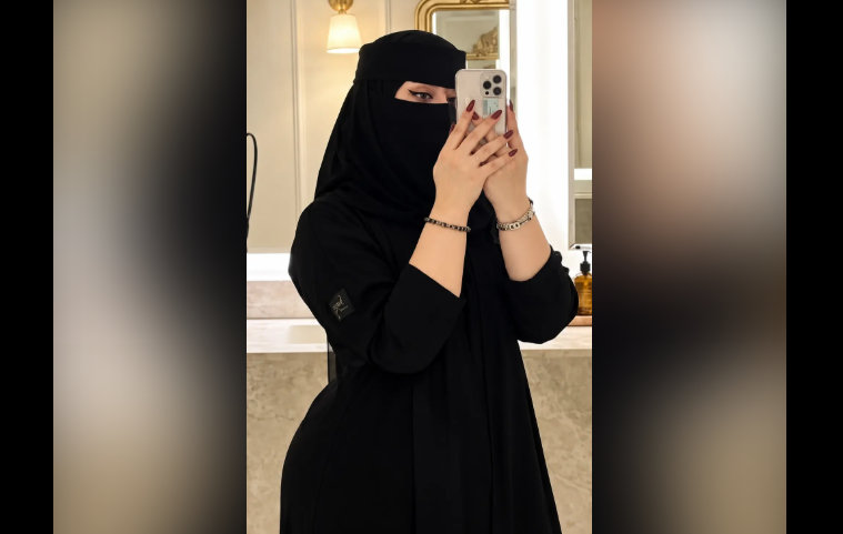 Hot Hijabi Girl Nude XXX Leaked Pressing Huge Boobs and Showing Off Her Phat Ass On Live Streaming